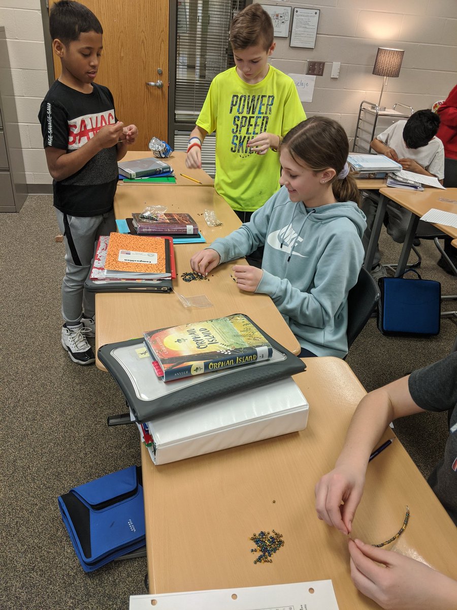 Brown02Profe's tweet photo. @MrsHMCMS , thank you for allowing my Work Language students to explore the South African tradition of beadwork. Great way to wind down the school week. https://t.co/QBII3f1HmC