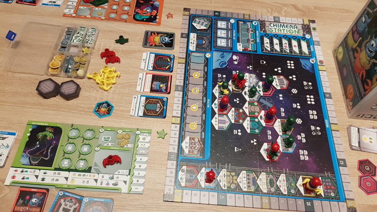 Sibi30015224's tweet photo. Gerade in der Erstpartie #ChimeraStation von der Frau abgezockt worden (133:147). Cooler Workerplacer. Das erschaffen der eigenen Arbeiter-Aliens macht echt Spass! 😁👽 Tolle Aufmachung, gibt verdammt viel zu grübeln und optimieren. Tolles Spiel! 👍🏼💙 @TastyMinstrel @Game_Brewer https://t.co/8FnT4Z0CYM