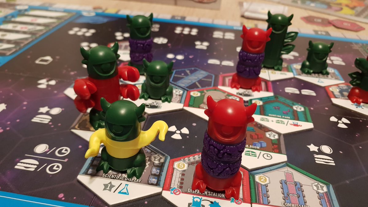 Sibi30015224's tweet photo. Gerade in der Erstpartie #ChimeraStation von der Frau abgezockt worden (133:147). Cooler Workerplacer. Das erschaffen der eigenen Arbeiter-Aliens macht echt Spass! 😁👽 Tolle Aufmachung, gibt verdammt viel zu grübeln und optimieren. Tolles Spiel! 👍🏼💙 @TastyMinstrel @Game_Brewer https://t.co/8FnT4Z0CYM