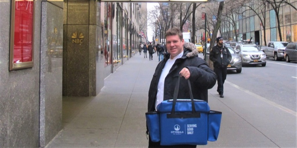 Citymeals's tweet photo. This week, @chef_woolf hit the city streets, as part of our monthly #ChefsDeliver. He prepared and delivered the special meals to Citymeals recipients living near @RainbowRoomNYC. https://t.co/BJFNdR9Hou