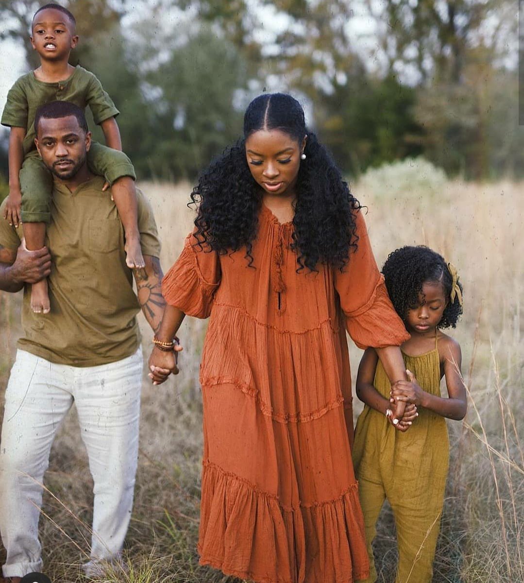 Repost📸@positiveimages4youandme "If you want to walk fast walk alone, if you want to walk far, walk together!" -African Proverb
♥️♥️✊🏿✊🏿✊🏿♥️♥️
#familylove#fortheculture#family#brownmama#blackmoms#melanin#melaninpoppin#familywalk#beautiful#love