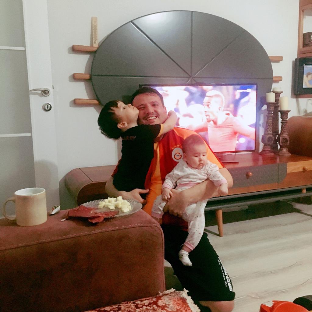 KorayOzten's tweet photo. İki buçuk senelik yaşamında iki şampiyonluk görmüş bir erkek ve daha 3 aylıkken Kadıköy galibiyeti görmüş bir kız. Galatasaray’lılık babadan çocuklara kalan bir mirastır. Mayıslar bizimdir 😁#beyazfutboltarihigece #TvErtem https://t.co/YBt6Iaoxfy