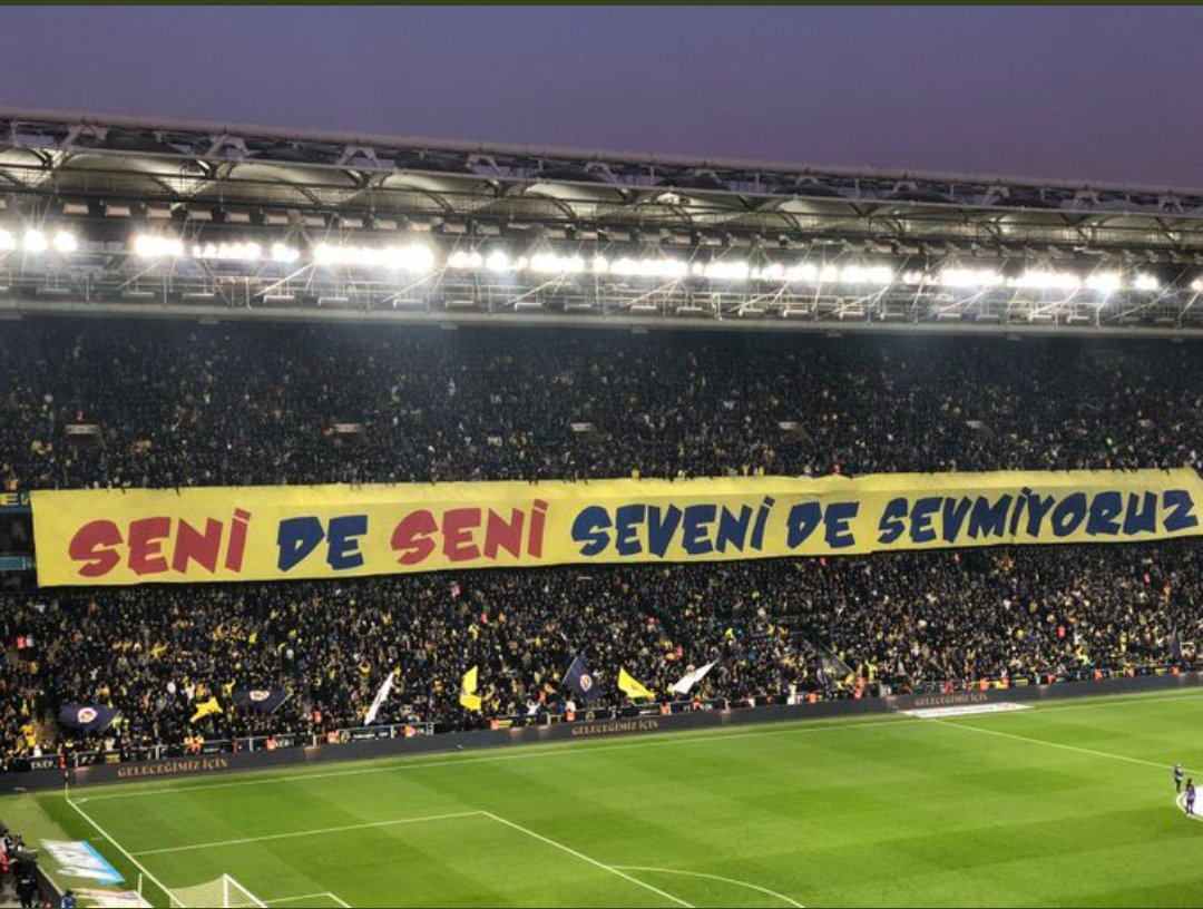 #fenerbahçe vs #Galatasaray maçında açılan şu pankart ne kadar anlamsız. Ne kadar ırkçı,  ne kadar çirkin. Bu pankart nasıl olurda tribünlere asılır, aklım almıyor.