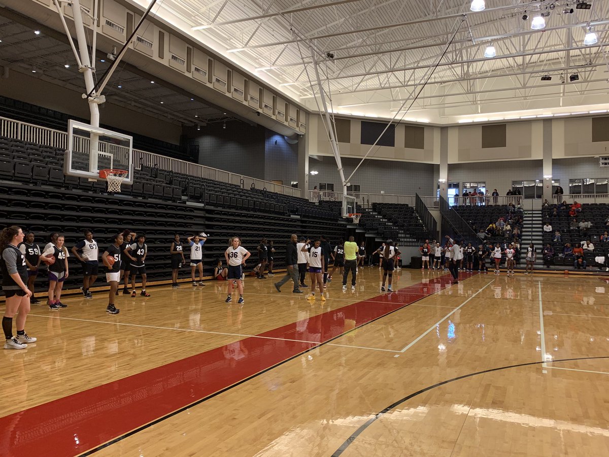 MzFoster598's tweet photo. Thank you to all the parents who brought there daughters to tryouts today. #teamelitestrong #family #abondlikenoother. @GLAMTMONEY @1saxtonNae @eric_addie @hubbardMia2782 @Glo_Addie @nikeeyblfamily @HubbardCoach https://t.co/g5UcYEBw4t