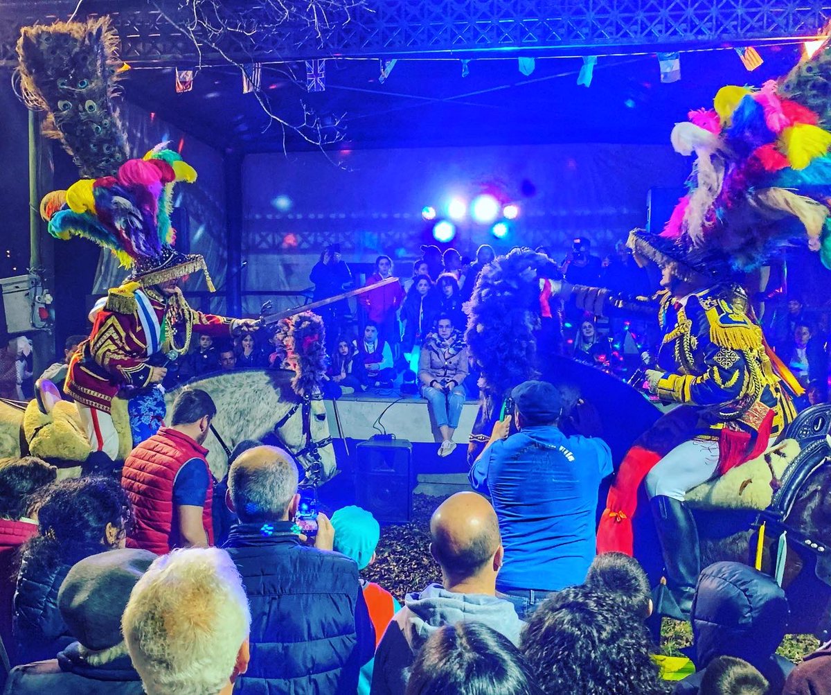 borja_verea's tweet photo. O entroido de compostela ten unha tradición moi arraigada. Hoxe achegámonos ao Eixo para vivir de primera man o seu. Comparsas, @xeneraisdaulla cos seus vivas e atranques, e bo ambiente. #OrgullodeCidade #Reconectando #SantiagodeCompostela #SCQ https://t.co/kOzqP4sLaR