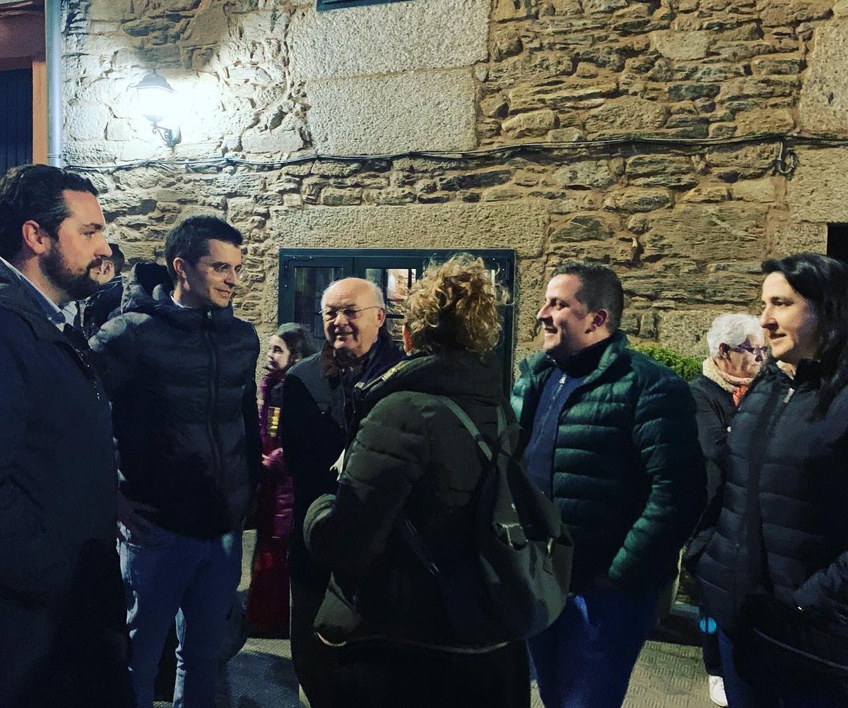 borja_verea's tweet photo. O entroido de compostela ten unha tradición moi arraigada. Hoxe achegámonos ao Eixo para vivir de primera man o seu. Comparsas, @xeneraisdaulla cos seus vivas e atranques, e bo ambiente. #OrgullodeCidade #Reconectando #SantiagodeCompostela #SCQ https://t.co/kOzqP4sLaR