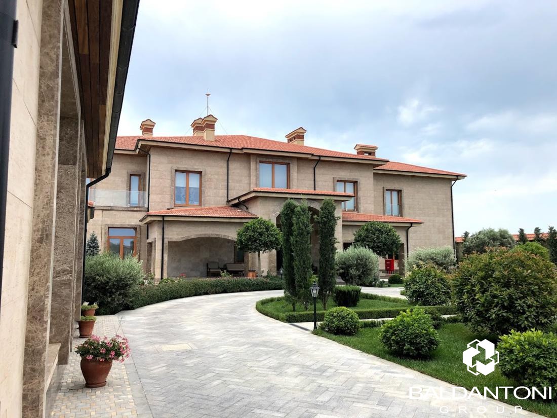 140_A Progetto Villa con dependance e piscina
A 4.000 km di distanza un capolavoro di progetto è in fase di ultimazione.... Dallo schizzo a matita, tutti i disegni tecnici ed impianti, facciate, parco/giardino, piscina, dependance, villa per ospiti a fianco e mega garage!