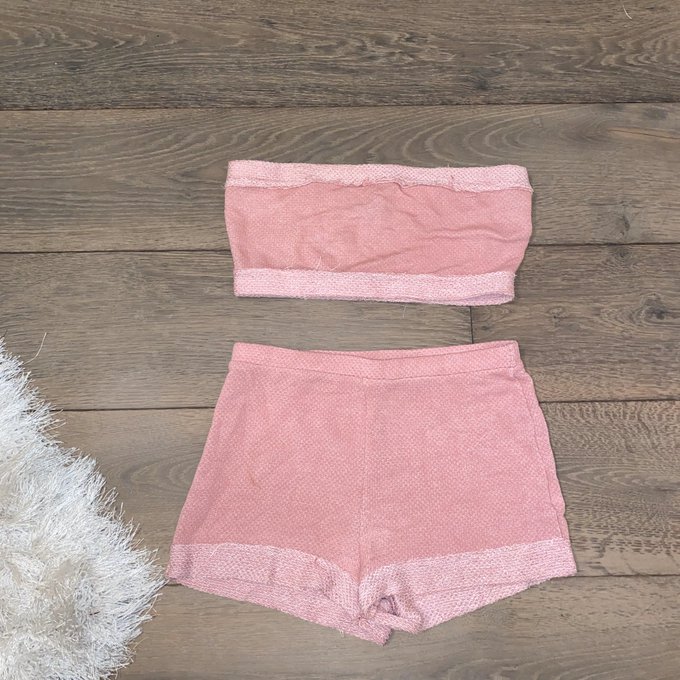 More items added to my Poshmark😇some for just $5✨ https://t.co/U1XYBMIQUX https://t.co/mIyqaUQbd6