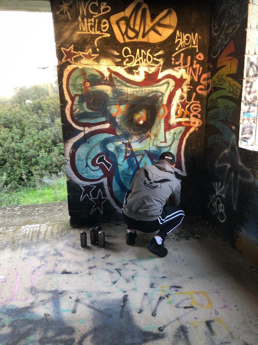 NarutoVie's tweet photo. Petit concours rapide vous avez 1H pour : 
RT + FOLLOW MA CHAÎNE TWITCH ! https://t.co/xsQziMyZiJ

Le gagnant gagne mon pull @sincerofficiel « fox gris » 

Tirage au sort dans 1H ! https://t.co/bCCv53WXHn