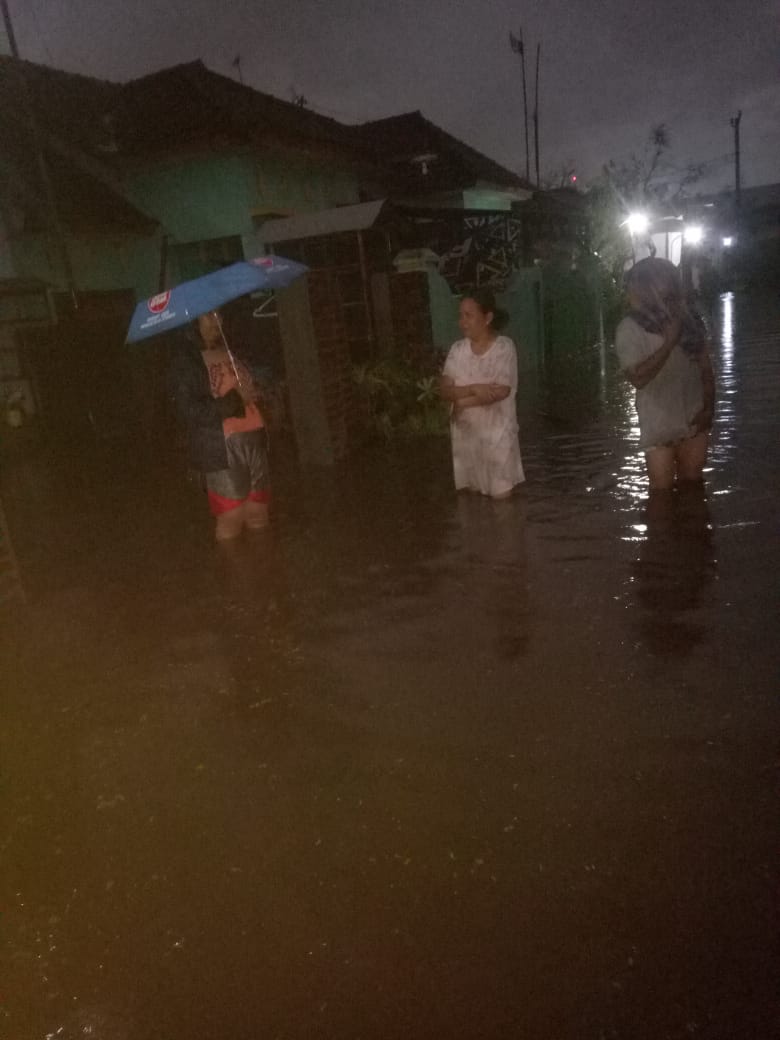 dessy_erma's tweet photo. Jl.pembangunan 3 karangjompo kab.pekalongan mohon untuk di evakuasi https://t.co/s2E15tdAly