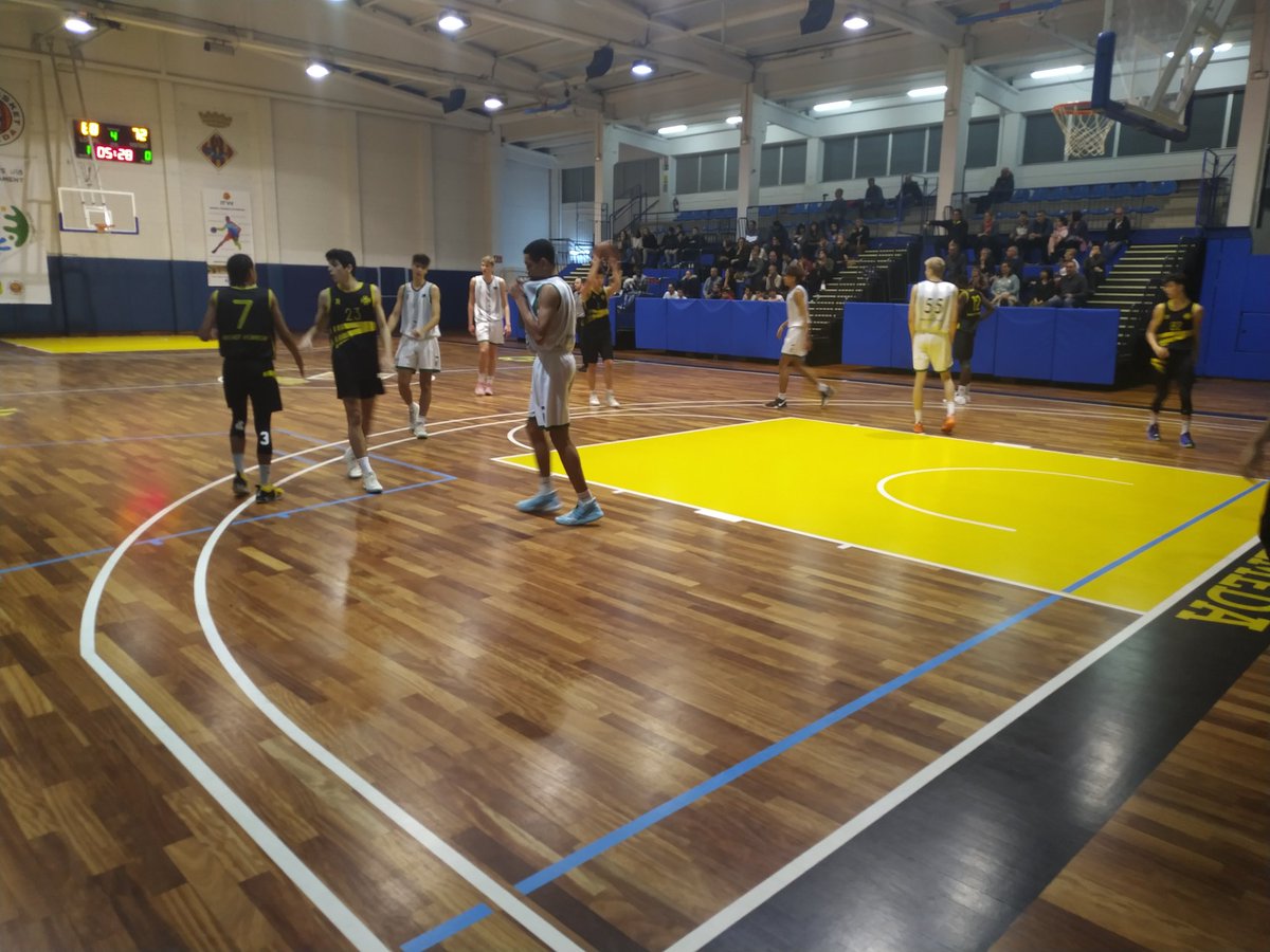 BasketAlmeda's tweet photo. Derrota per la mínima del #J1M en un gran partit davant el @BasketBasePenya per 76-80 #BàsquetAutèntic #AdnAlmeda https://t.co/ClA1au8wOg