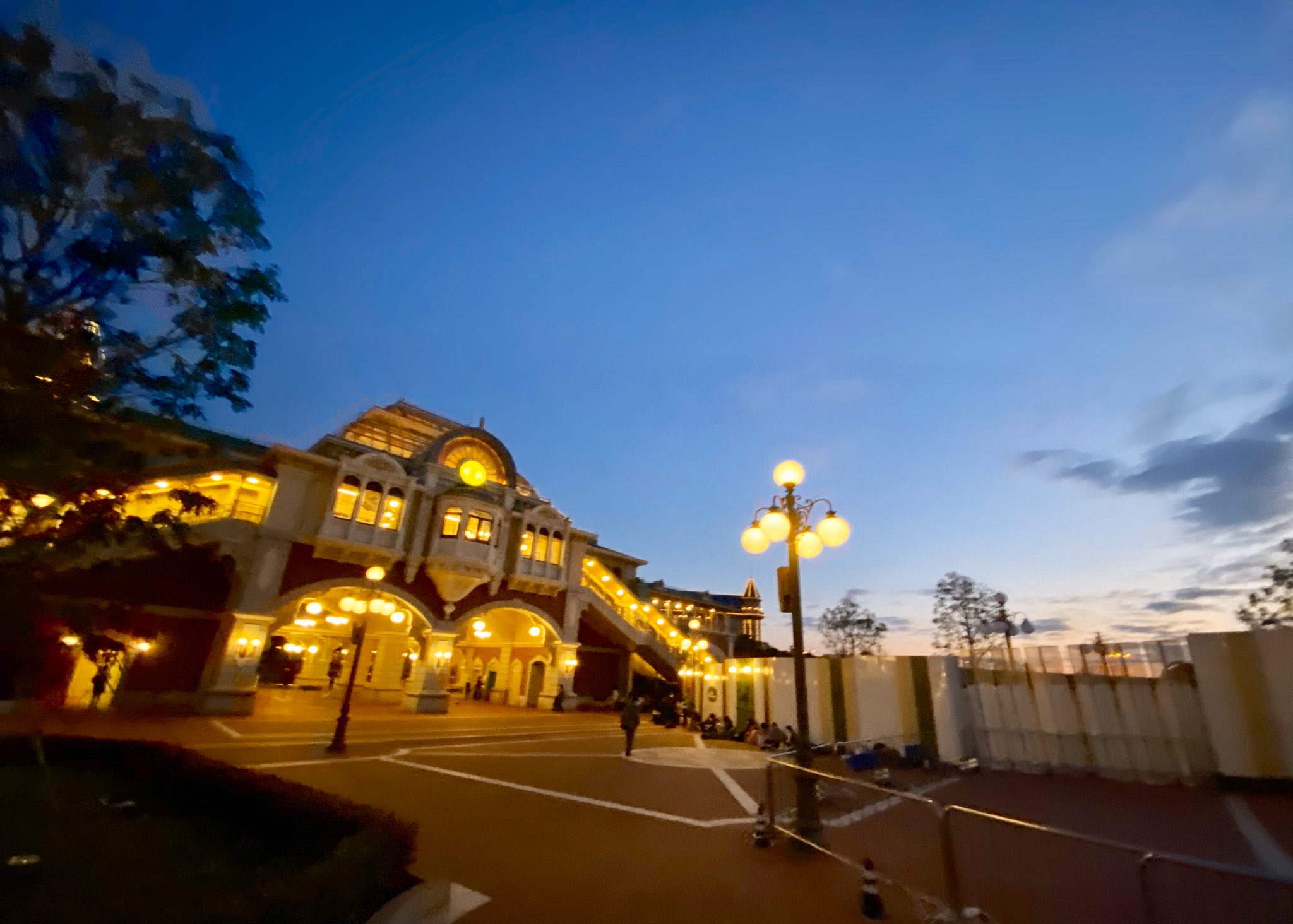 みっこ 今日は早朝から開園 待ちしてるんですが 7時くらいに先頭付近のこれから増えそうな学生グループにキャストさんが これから何人くらい増えますか 後からの大人数の合流はトラブルになる可能性があるのでご遠慮くださいね って言ってた 確かに