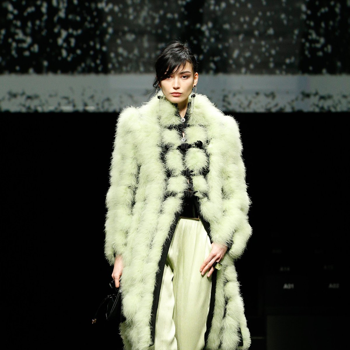 ジョルジオ アルマーニ ジャパン En Twitter Giorgioarmani 21秋冬レディースコレクション 品格のある女性のワードローブがロマン主義に満ちた雰囲気の会場内の中で行われました Mfw