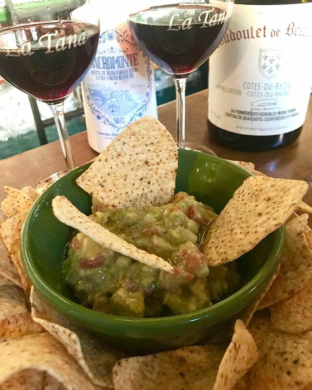 🇪🇸Lo que se viene llamando un picoteo del bueno. Porque todos sabemos que en @tabernalatana se come y se bebe de lujo.
🇬🇧A big pleasure to come to @tabernalatana. Drink the best wines  but now just dip into this delicious homemade guacamole.😉 ift.tt/37PFDML