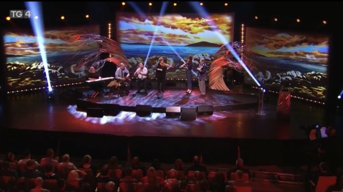 ‘Delighted to see my painting used by @GradamCeoil for 
their set design #Gradam 

Go raibh míle maith agaibh @TG4TV 😊