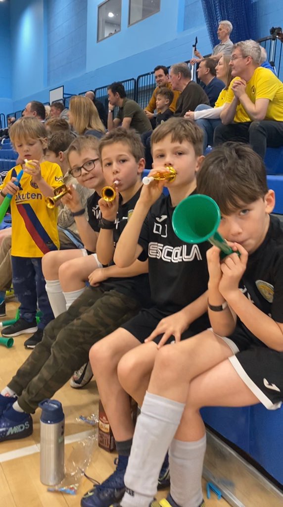 EscollaFutsal's tweet photo. FT | Escolla 5x1 @MavericksFutsal 

Good performance to secure the points and remain at the top of the table. Successful day off the court too, a day to celebrate the past, present &amp; future of the club. The next generation performed superbly in the stands! 👌🏼🙌🏼 #TeamEscolla https://t.co/hWOgUvCr95