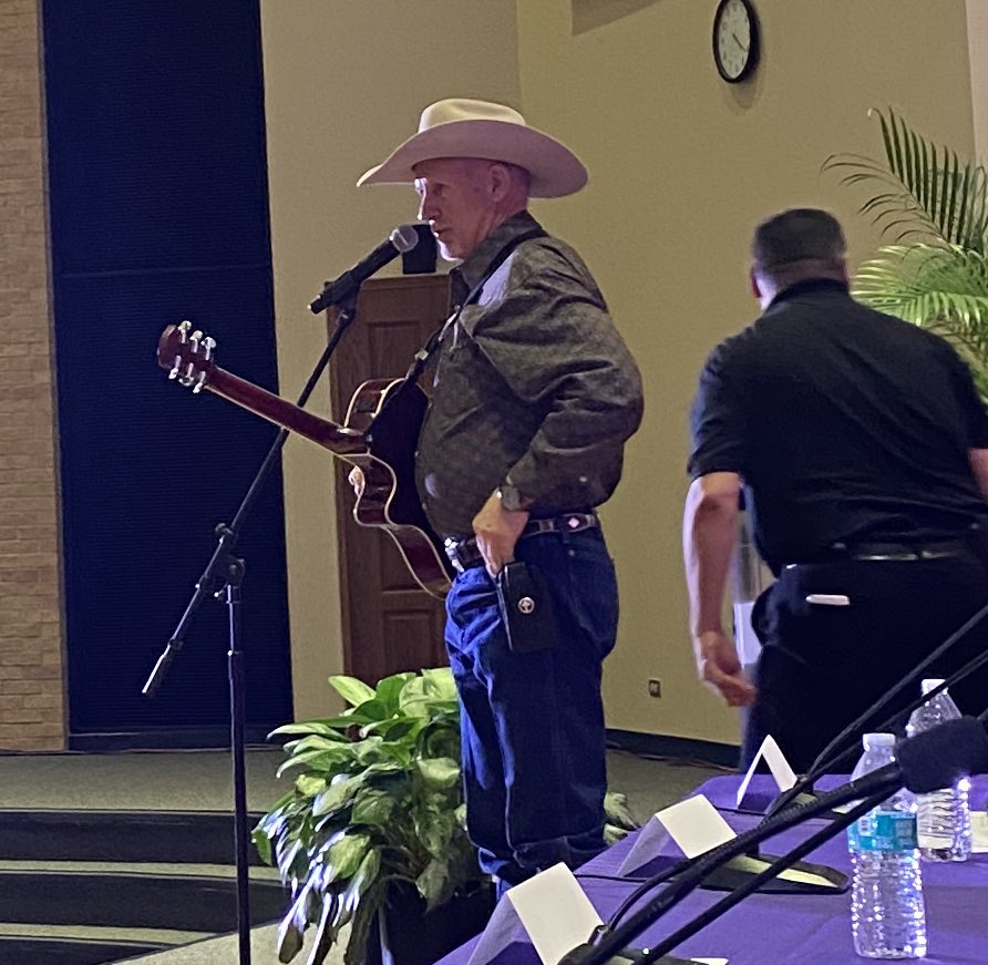 jason_r_DC's tweet photo. It wouldn’t be a #STXALZConference w/out some country music. Next year I’ll lobby for a #Selena impersonator to sing “fotos y recuerdos” ! Moving way to start this conference @utrgv @UTHealthSA https://t.co/su6TFVdjm5