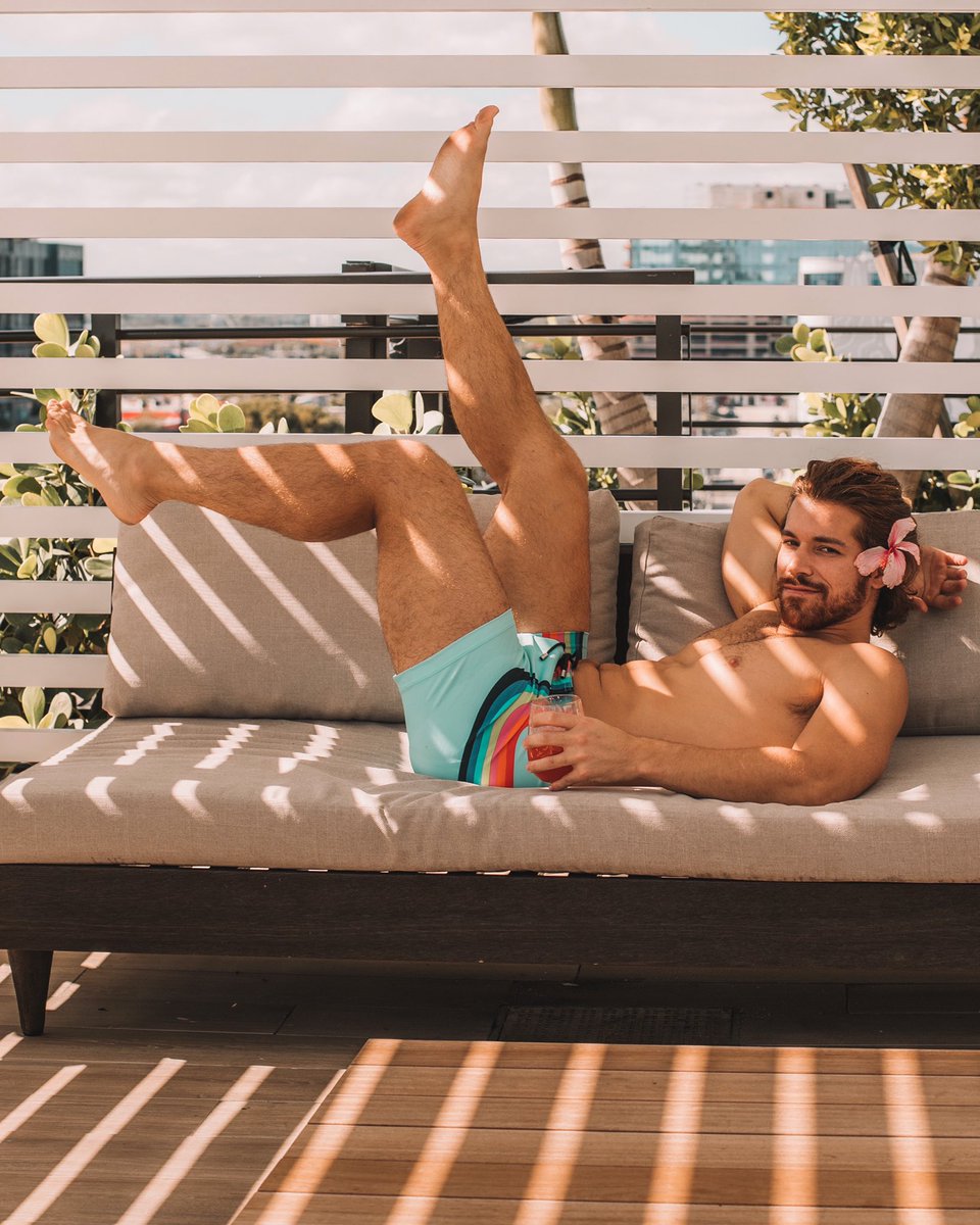 ijulian__'s tweet photo. physically in bed but mentally in this cabana 🌴🌸 https://t.co/tMbzFBwksM