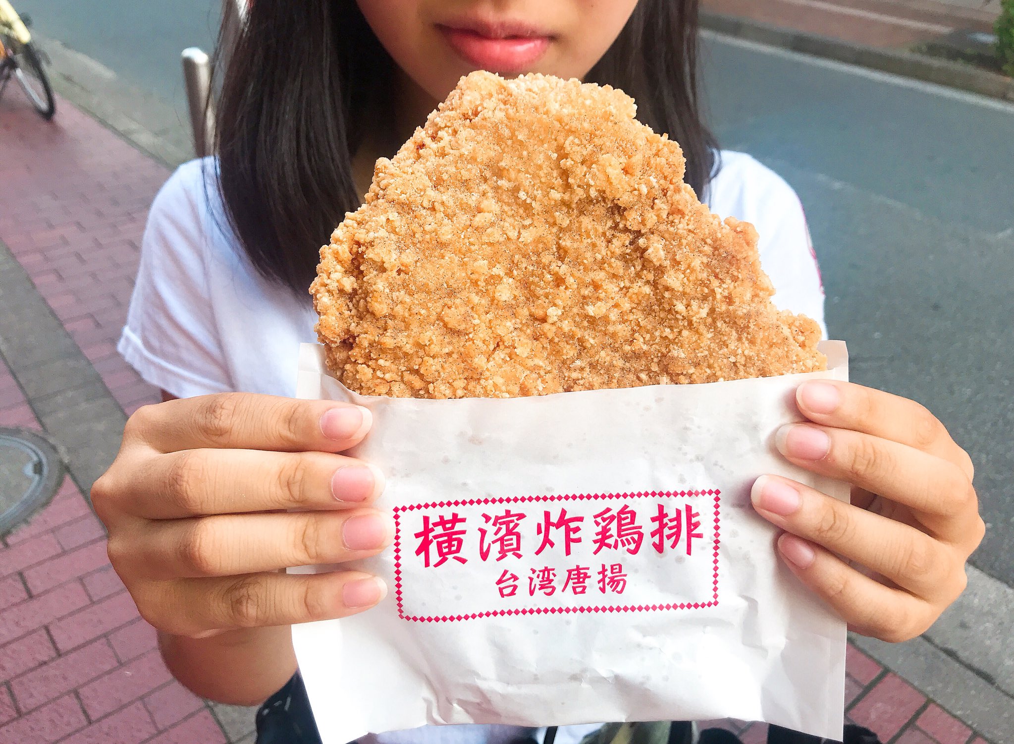 チキン好きは食べなきゃ損 横浜中華街の巨大フライドチキン 話題の画像プラス