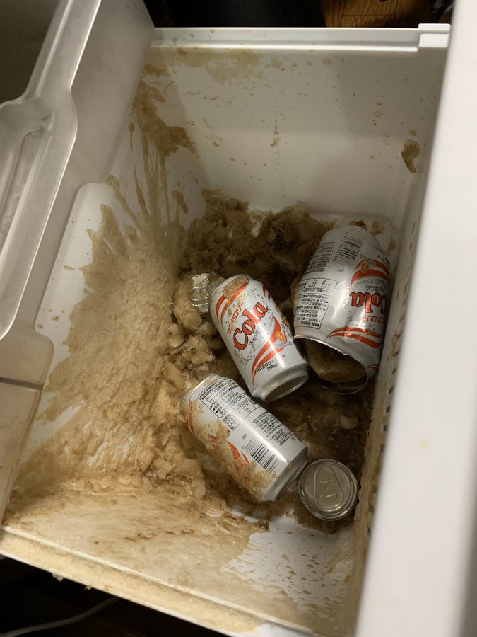 コーラ等の炭酸飲料を冷凍庫に入れて凍らせる方法 凍らすとどうなる Bow バウ