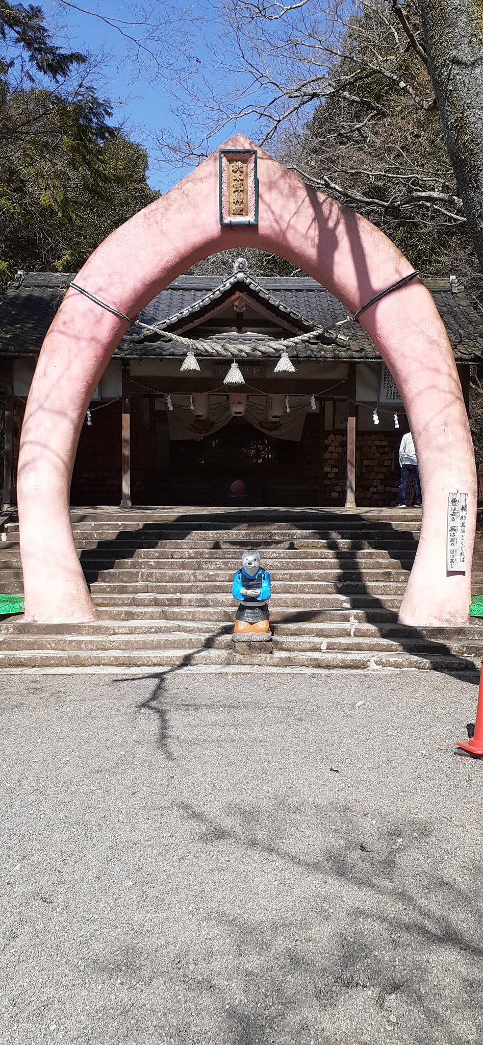 画像 愛知県犬山市の 桃太郎神社 桃太郎生誕地とされており 強烈なインパクトある神社です 神社周辺にはコンクリート像作家の 浅野祥雲 が桃太郎キャラクターをコン Matomehub まとめハブ