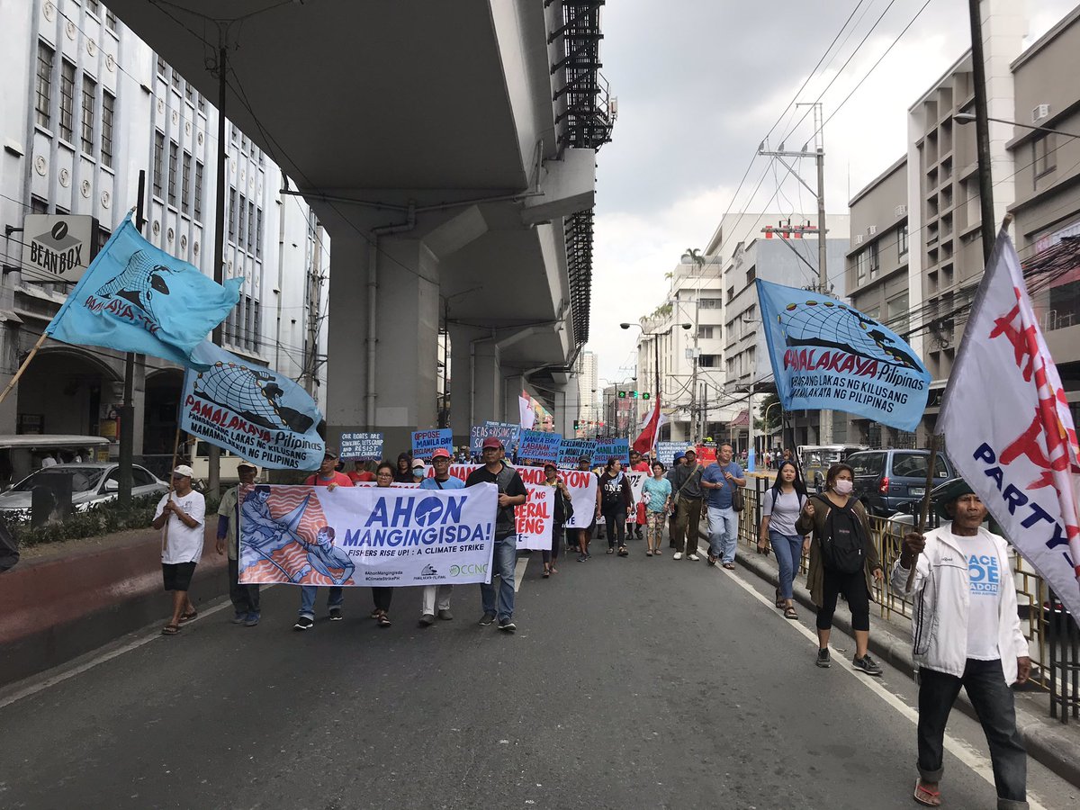 pama_pil's tweet photo. IN PHOTOS: Fishers hold #ClimateStrikePH; seek climate action from the Duterte regime.
#SeasAreRisingSoAreWe https://t.co/y74khyHDn0