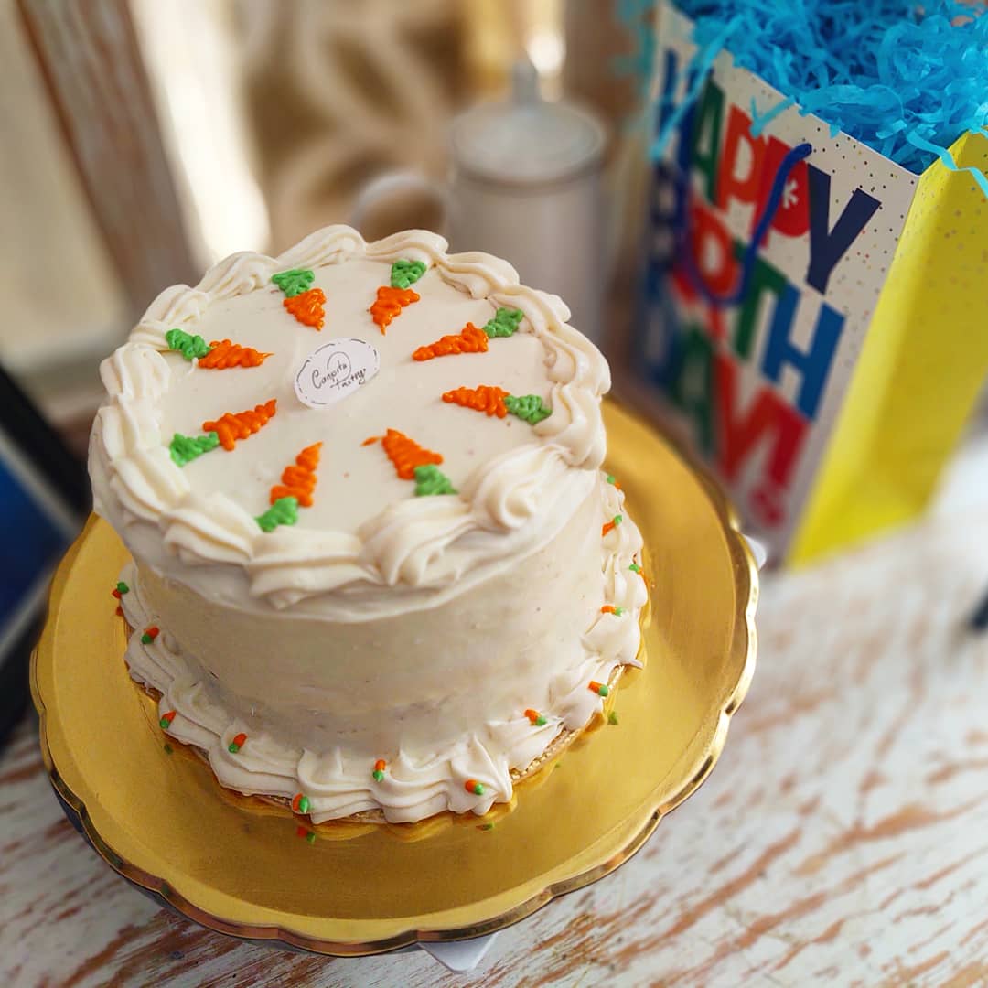 CanpitaPastry's tweet photo. De esas veces que cuando lo entregas bal cliente, deseas que te diga "pásate para partirlo, acabo de poner café " 🤤🥰✨😅
#Canpitapastry #gdl #zapopan #pasteleria #pastel #pasteldezanahoria #pastry #carrotcake #zanahoria #carrot #quesocrema #creamchesse #frosting #delicia #deli https://t.co/fEYhOOxfV8