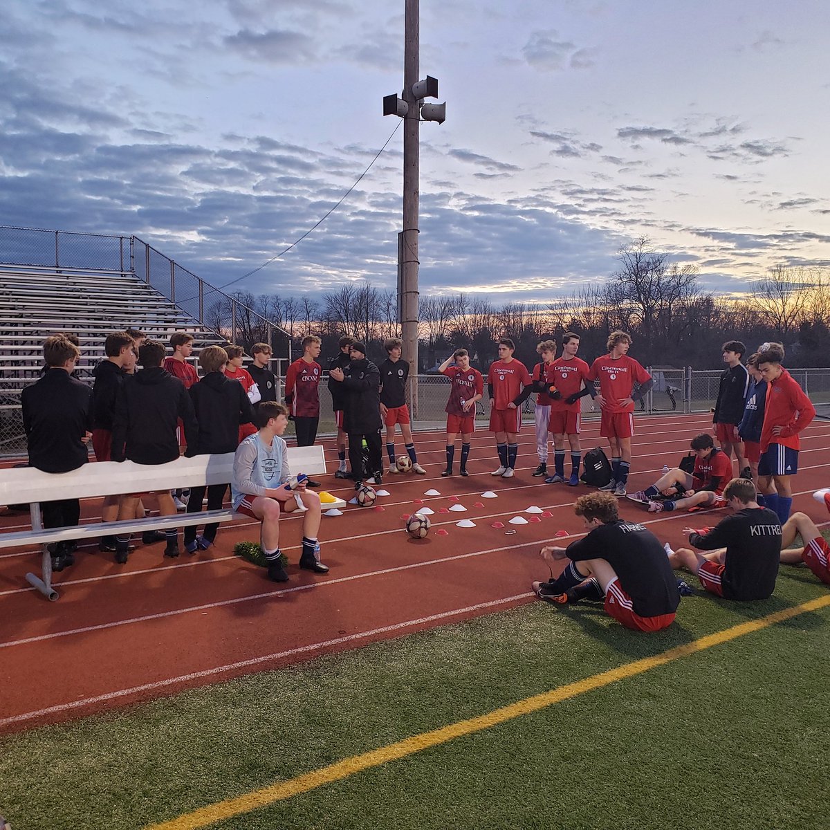 Cincinnati Elite Fc On Twitter Cincinnati Elite Fc B03 Elite B02 Gold Coach Matt Deming Working On Some Details Of The Game With The Boys