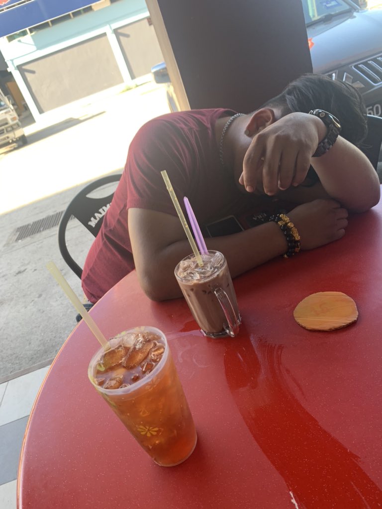 TeckzzZ's tweet image. 整晚没睡 condemm了😂