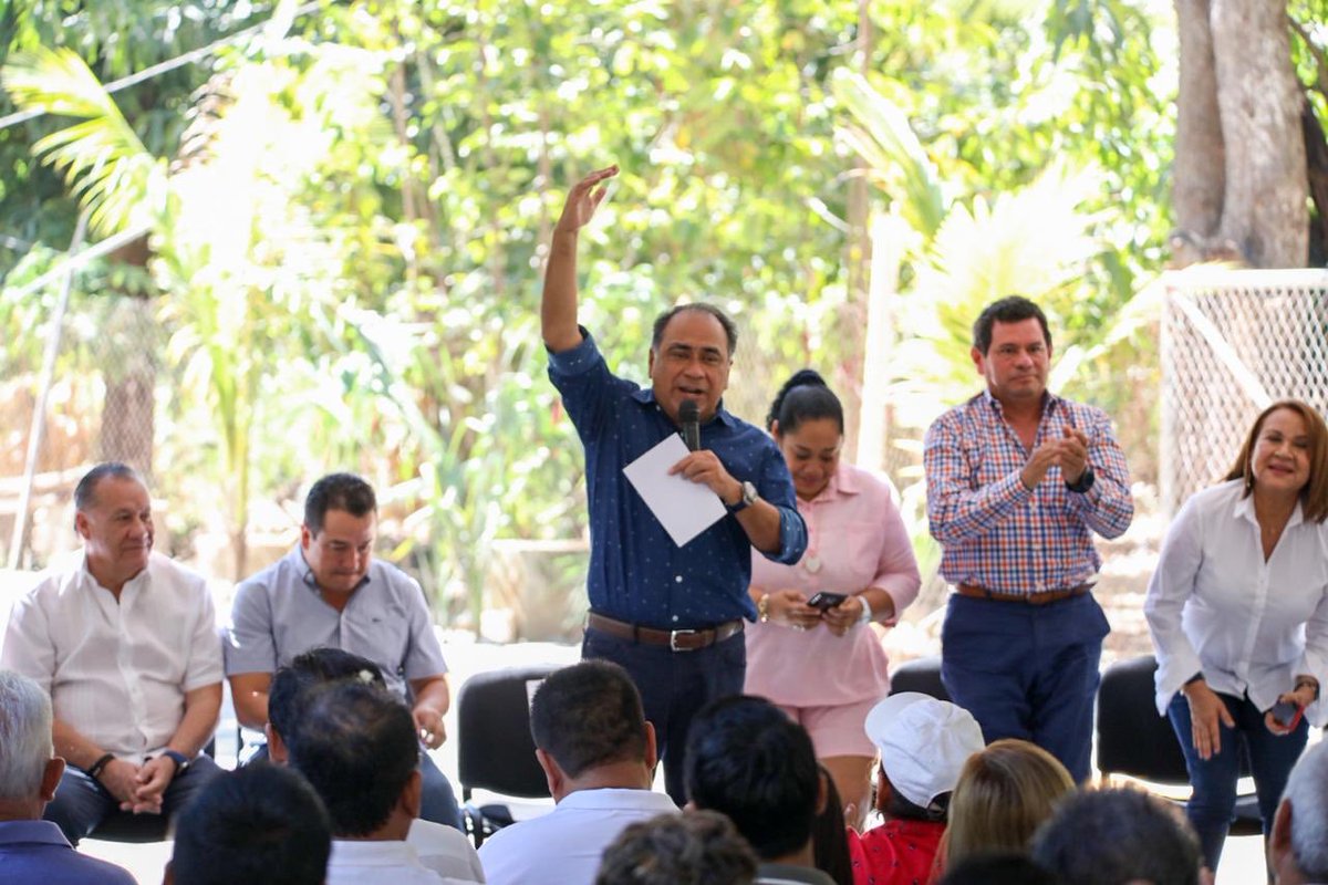 SefinaGuerrero's tweet photo. El titular de la @SefinaGuerrero @tperezcalvo acompañó al Gobernador @HectorAstudillo, a entregar 4 importantes avenidas en Iguala, como parte del programa de rehabilitación de vialidades, las cuales se realizaron a través de @CICAEG_OPD, beneficiando a más de 120 mil habitantes. https://t.co/cMRqHNYeYf