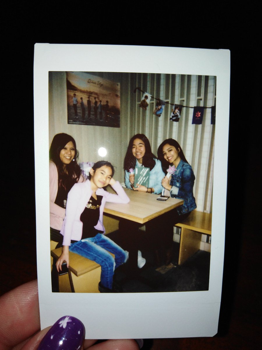 emrc1978thesS's tweet photo. Took some polarpid photos with Arohas! LoL. I didn't bring enough films.

But had so much fun.
Thank you @ArohaToronto for such an awesome event.Hoping to see you again! Tried to wait for some. Polaroid snap but we have to head home. Next time:) 

#BloomWithAstro
#ONEnONLY_ASTRO https://t.co/Gnf0UhJUHh