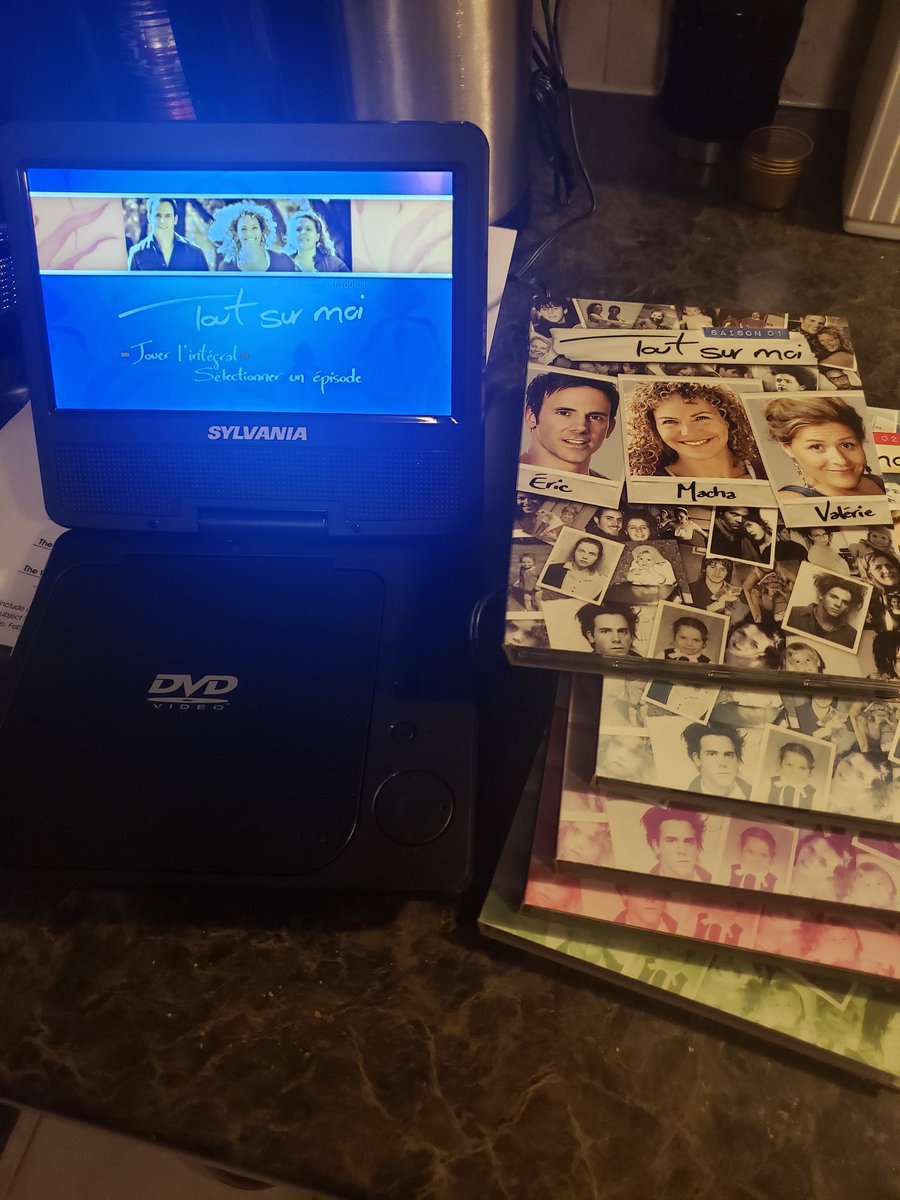 GSGMCFrancais's tweet photo. Thank God, I still have one of these antique machines!  J'n peux pas diffuser ou trouver des copies numériques de mes emissions @icitoutv préférées n'importe où!  J'ai BESOIN de cette emission dans ma vie!!! #ToutsurMoi ❤❤❤ https://t.co/beNDZmT7ek