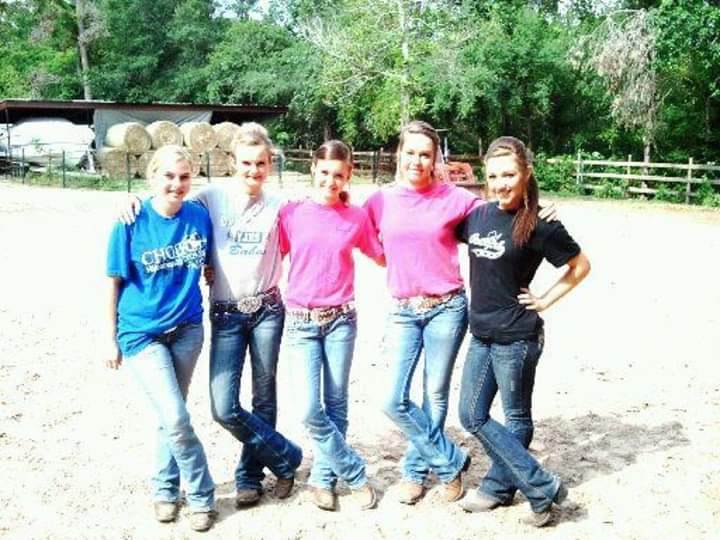 ajchristine13's tweet photo. Incase anyone else wants to see. First picture was me getting ready for competition for barrel racing & pole bending in 2012 when I was 18. My barrel racing team & me in the other pictures.🤠 #imissthesedays https://t.co/w1T8uzFdL0