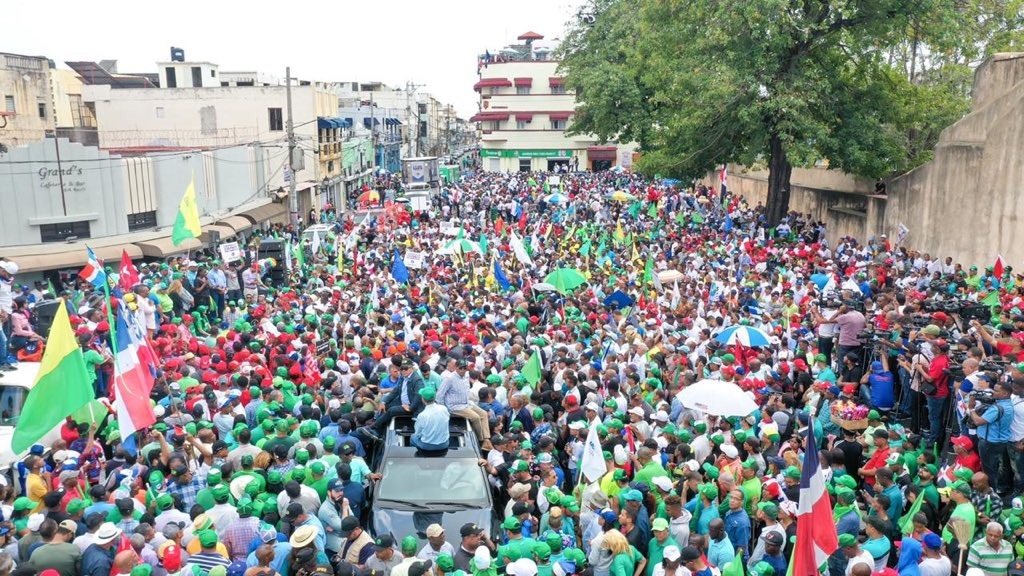 EstebanCharles_'s tweet photo. Todos los partidos de oposición unidos hemos venido a repudiar el intento de fraude electoral, a decirle no a la dictadura, si a la democracia. Hoy es la #GranMarchaPorLaDemocracia. #MiPuebloEnLasCalles #AquiEstoyConLeonel https://t.co/aBSBK0nurC