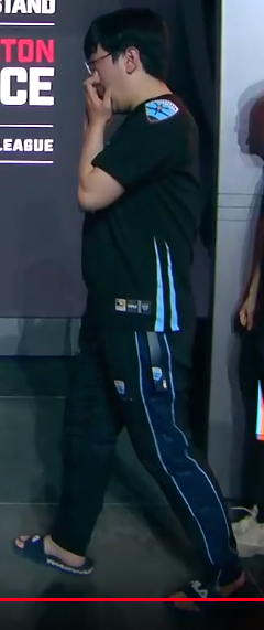 Zietes_'s tweet photo. How do you beat a tank with this much shoe power? #OWL2020 https://t.co/AE0pdbt0JM