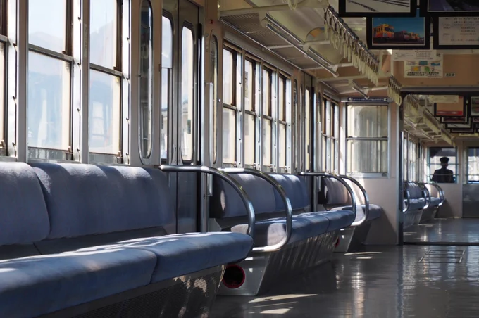 電車がガラガラなの、鉄道会社にとっちゃもちろん良いことではないと思うんだけど、それはそうとしてみんなこういう作画資料みたいな写真好きでしょ(決めつけ) 