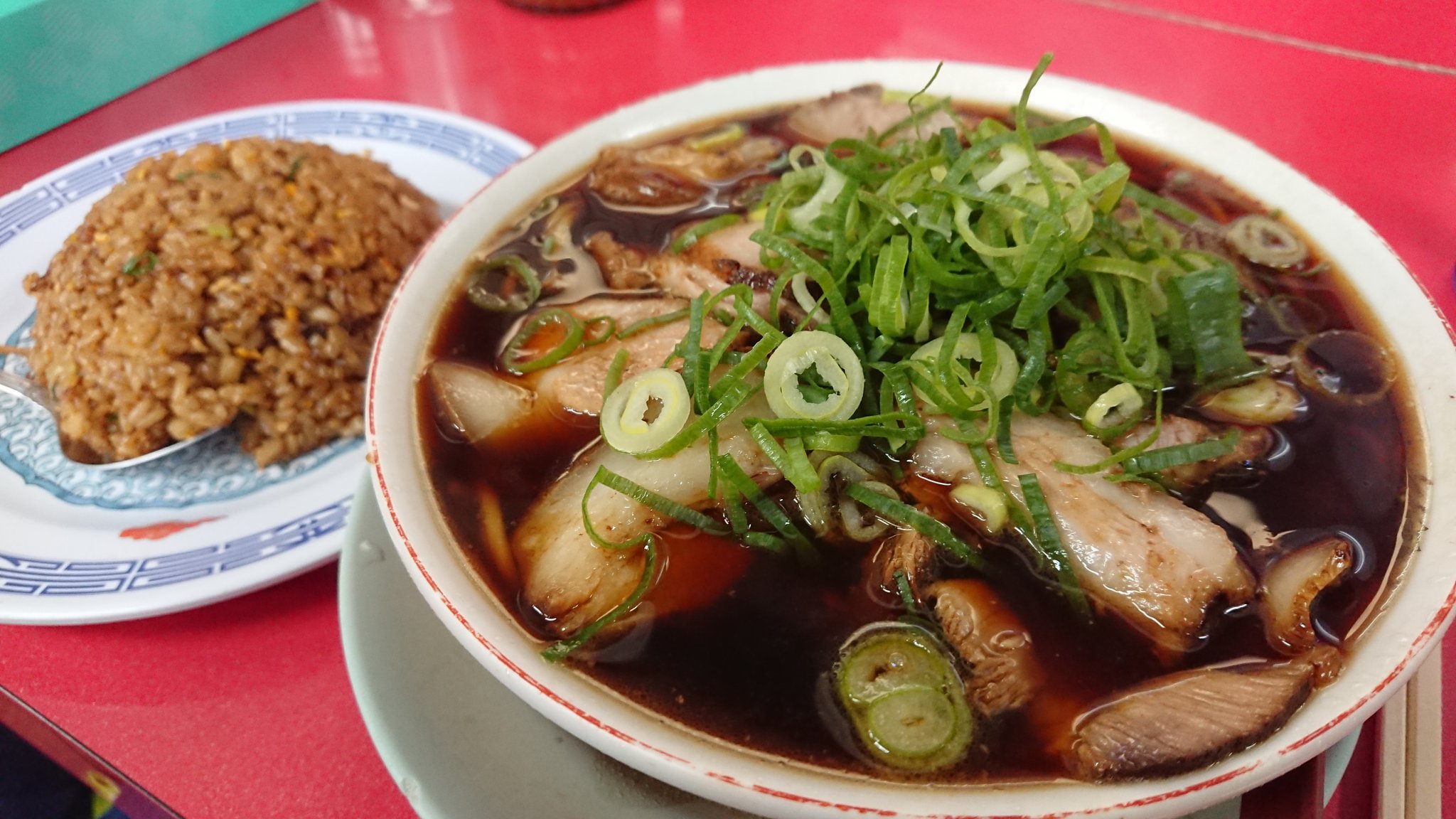 ガソリンラーメン ラーメンからの伏見稲荷大社からの猫 伏見稲荷にいた猫だから多分神さま Sつんつんしてご利益満点 ラーメンもうままでした 新福菜館本店 京都駅 T Co Gadcdt8j4a Twitter