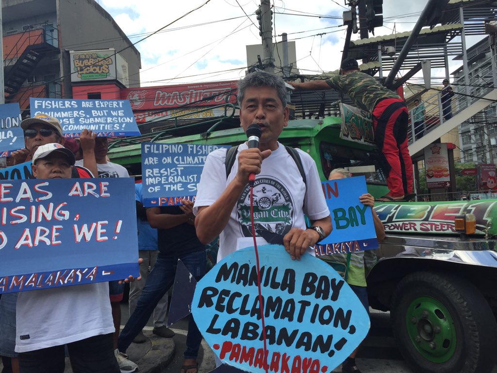 phkule's tweet photo. Danilo Ramos, Kilusang Magbubukid ng Pilipinas: Ibasura ang Fisheries Code of 1998 at ipatupad ang tunay na repormang agraryo. Ang panawagan natin, rehabilitasyon hindi reklamasyon.
#ClimateStrikePH
#SeasAreRisingSoAreWe https://t.co/1n5VpMqBov