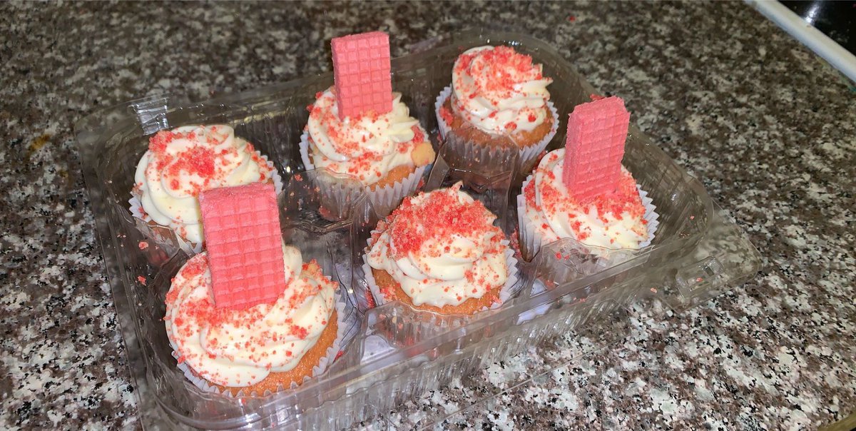 hiiambriiittttt's tweet photo. Iβm So Talented π₯Ίπ Really Be Sleeping On Myself .. I Made 72 Cupcakes In 2 1/2 Hrs ππ§ #TheSweetestBitee https://t.co/pu2beW7g3x