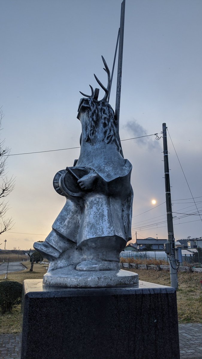 地獄みてえに寂しい無人駅、鹿妻。
駅前に永野護版ジ・オみたいな像があって何かと思ったら鹿踊りという奇祭案件だった。(実物は更に異様でかっこいい) 