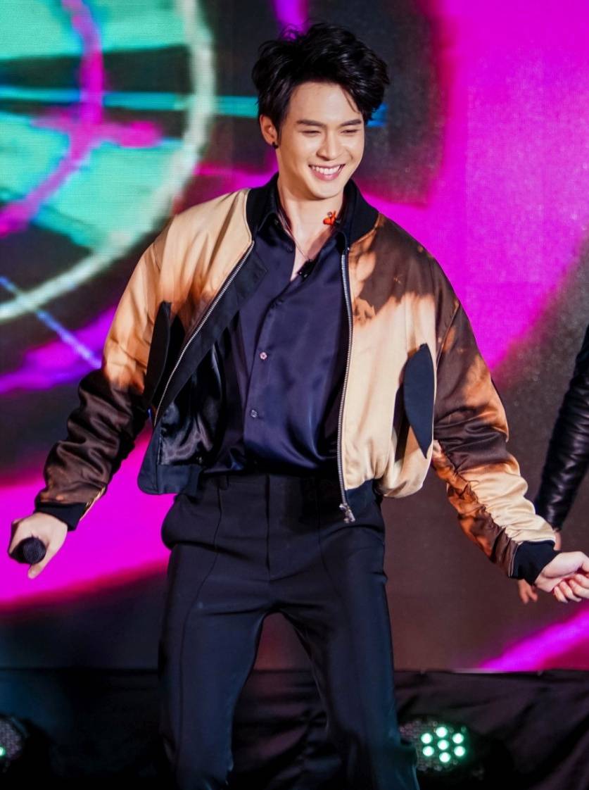 billy__official's tweet photo. ลีดเดอร์หล่อ 🤩
•
บิลลี่ื ซีเบิร์สเตอร์ ร่วมงานฉลอง10ปี สุนีย์ทาวเวอร์ @SuneeTower เมื่อวันเสาร์ที่ผ่านมา(22กพ.63)
•
#Dangerboyband
#วงใหม่อันตรายมาก
#สุนีย์ทาวเวอร์ #อุบลราชธานี
#iMAInter
#ZBURSTER
#บิิลลี่ภัทรชนน
#BillyZburster #Billy_patchanon
Cr. @imainterofficial https://t.co/a3aVOX9W5p