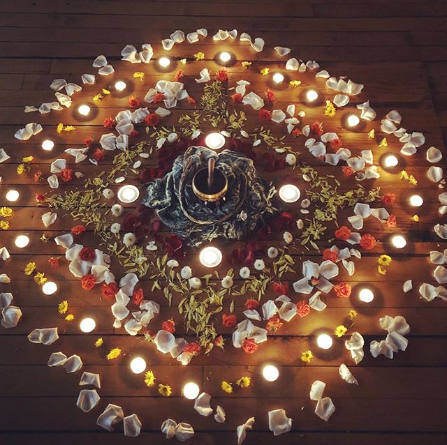 wayoutweird's tweet photo. We’ve forgotten what it is to be connected. And you were right, soulsrchn143, we’ve forgotten the importance of ceremony. We’ve forgotten how ceremony helps to show people they’re united, that they’re not alone and that they belong - how the coming together in the way our ancest https://t.co/zCLlnYZyVe