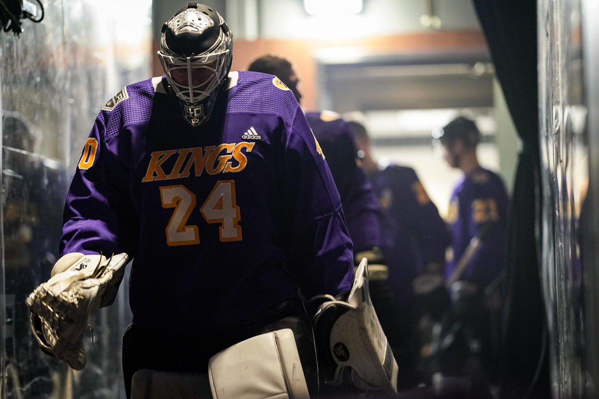 NHL's tweet photo. The @LAKings showing that @Lakers love. 💜💛 #MambaForever https://t.co/t8Xv7IaDwG