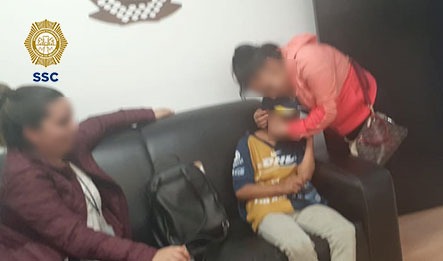 SSC_CDMX's tweet photo. Policías de la #SSC apoyaron a un menor de edad extraviado en el #EstadioDeCU https://t.co/v10szZ01y0 https://t.co/Y9ZFgWWs1w