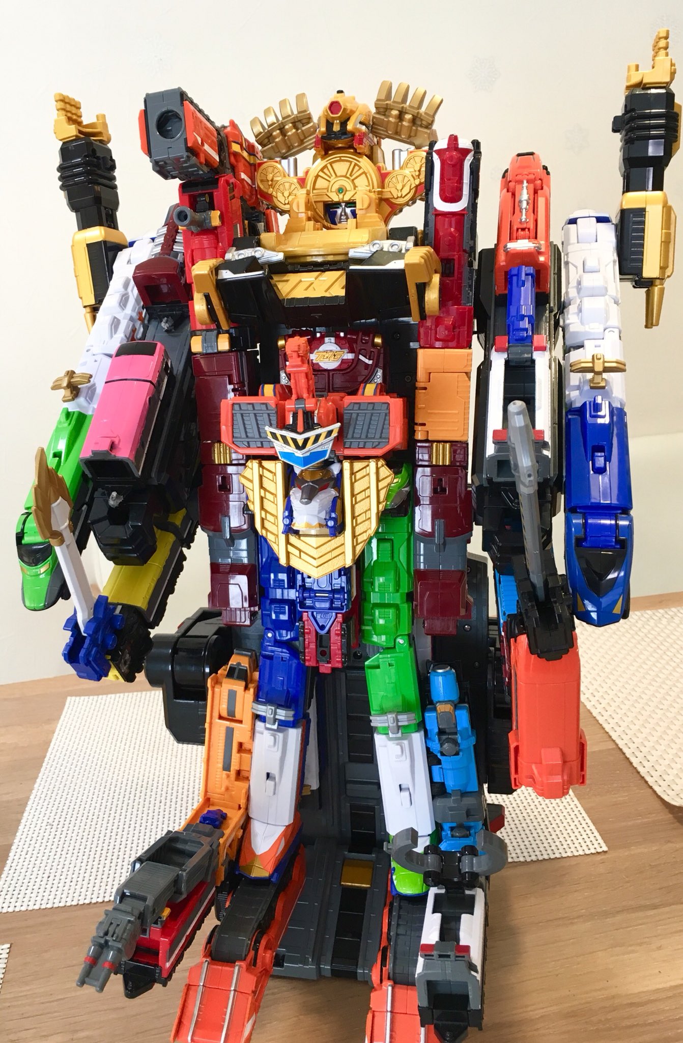 Battchi Dx俺合体 アルティメットトッキュウレインボー おわぁぁぁぁ ﾟ ﾟ 何か凄い合体ロボを編み出してしまったぁぁぁぁ サファリガオーを含めたトッキュウジャーロボ5体の俺合体っ 詳しくレビューしますので 是非スレ先にどうぞ