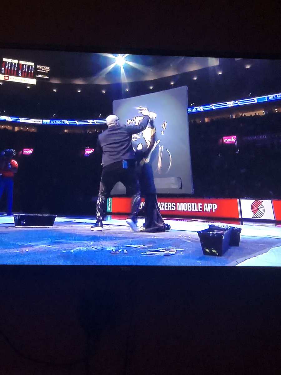 Mike Munzenrider (@mmunzenrider) on Twitter photo 24/02/2020 03:10:55 Halftime show is a dude painting. Halftime show is a dude painting.