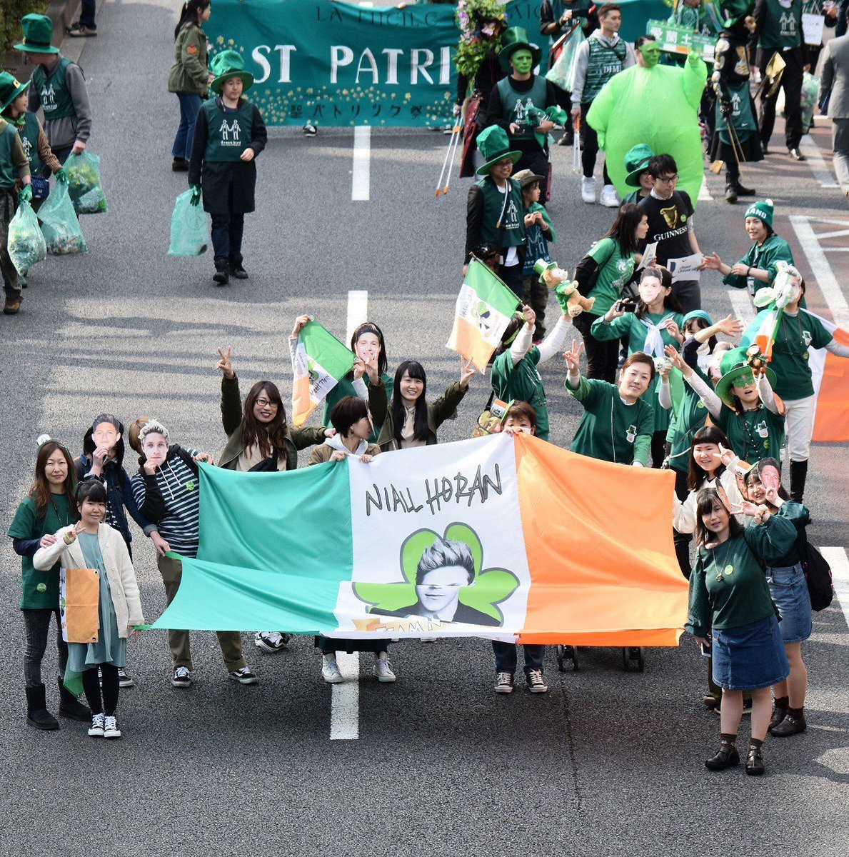 TeamNiallJP's tweet photo. ☘Niall girl &amp; Dir 注目‼️🇮🇪

毎年表参道で開催されるSt.Patrick's DayのパレードにTeam Niallとして参加しています！

今年は3月15日です。
#HeartbreakWeather 発売からすぐなのでアルバムにノッてパレードしましょう！

Niallも注目してるこのイベント、参加しませんか？
リプくださいー💚

RT‼️ https://t.co/KfJoZ57AHH