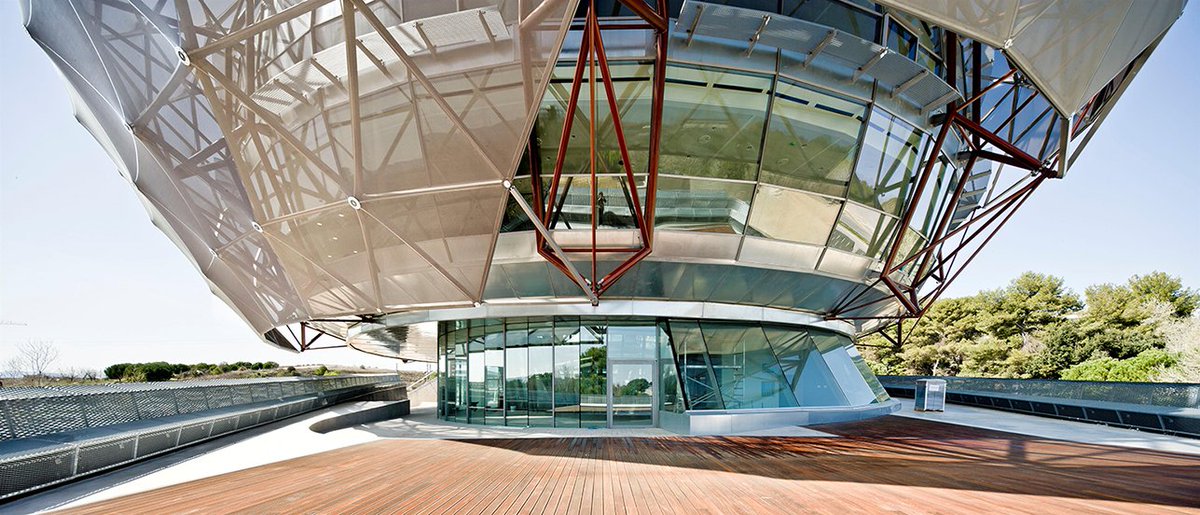 efemarq's tweet image. Josep #Miàs, arquitecte, sobre la Seu d'#iGuzzini Illuminazione (Sant Cugat del Vallès, 2008-11):
"iGuzzini no pertany al terreny on seu. Com un #globus, com l'aeròstat d'Ivan #Leonidov, intentarà escapar d'aquest món, buscant un nou cel. Descriurà les condicions de la #llum."