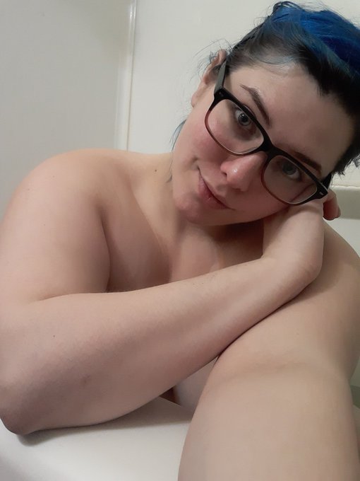 Come scrub my soft curves &hearts;️ https://t.co/XUMivejWUp