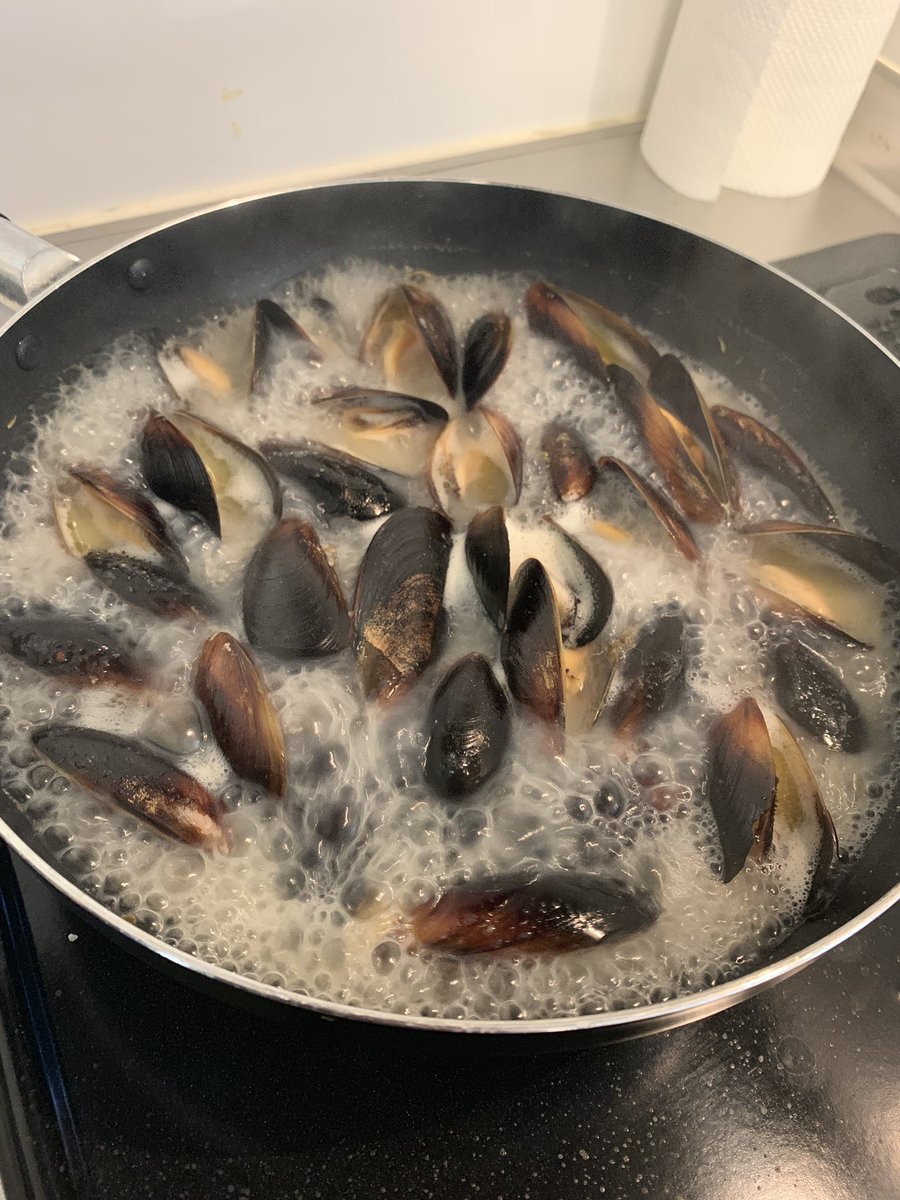 ぐあ 弦巻マキネッタ 業務スーパーでムール貝買ってきてワイン蒸ししてる